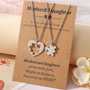 Coffret de colliers mère-fille en acier inoxydable avec pendentif puzzle coeur et carte