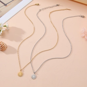 Detailansicht der Gänseblümchen-Halskette in Gold und Silber mit verstellbarer Kette