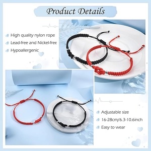 Detail der verstellbaren Paar-Knotenarmbänder aus rotem und schwarzem Nylon