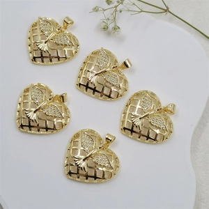 Elegante goldene Herzanhänger mit Gittermuster und Zirkon-Vogel auf weißem Display