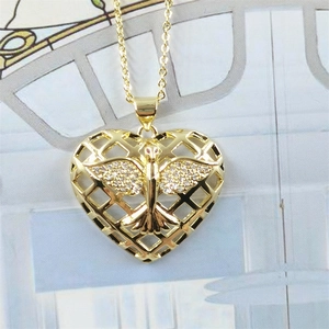 Goldene Herzanhänger-Halskette mit Zirkon-Friedenstaube und hohlem Mesh-Design