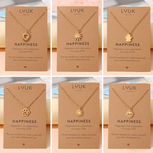 Set aus Edelstahl Gold Halsketten mit Herz- und Augenanhängern auf Geschenkkarten