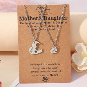 Détail de l'ensemble de colliers mère et fille en acier inoxydable avec pendentif cœur