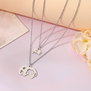 Détail de pendentifs éléphants mère et enfant en argent sur chaînes délicates