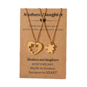 Coffret de colliers puzzle cœur doré pour mère et fille sur carte cadeau