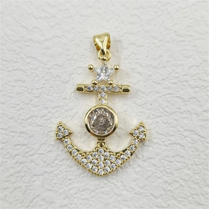Pendente ancora dorata con zirconi scintillanti e dettaglio stella per collana