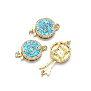 Chiusura per perle in oro 18 carati con intarsio in opale blu e accenti di diamante a S