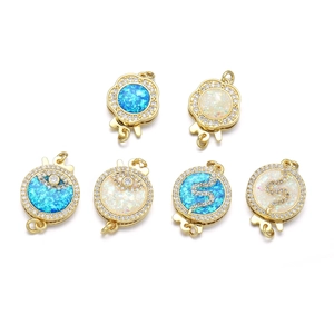 Dettaglio delle chiusure per perle placcate oro 18K con pietre opale e zirconi