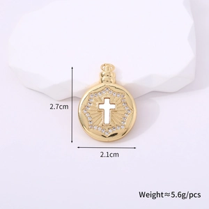 Detalle de colgante de cruz dorada con dimensiones 2,7cm x 2,1cm e información