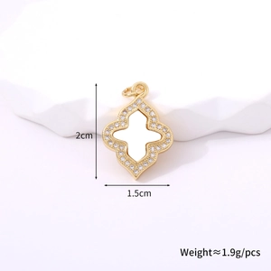 Detalle del colgante de trébol dorado con nácar y circones, tamaño 2 cm x 1,5 cm