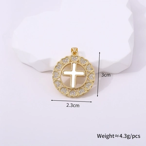 Detalle de colgante de cruz dorada con marco de corazón y circonitas, mide 3cm por 2,3cm