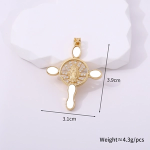 Detalle de un colgante de cruz religiosa de oro con circonitas y iconos de 3,9x3,1cm
