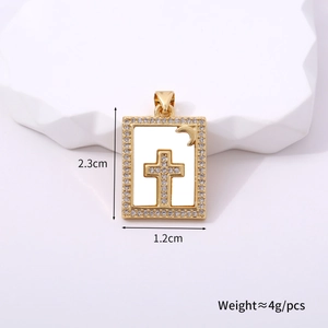 Detalle del colgante de cruz rectangular dorado con cristales, de 2,3 cm por 1,2 cm