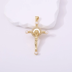 Collar religioso de cruz dorada con crucifijo central, pequeños diamantes y perlas blancas