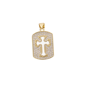 Colgante de cruz rectangular dorado con piedras de circonita sobre un fondo blanco