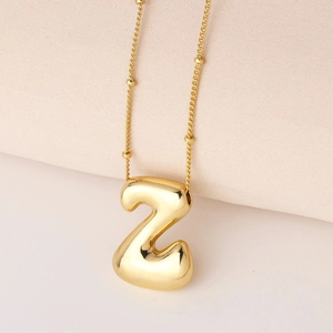 Nahaufnahme von 3D-Gold-Ballon-Buchstabe Z Anhänger mit polierter Kugelkette Halskette