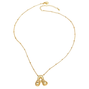 Goldene Halskette mit klobigem A-Anhänger, glänzender Satellitenkette und Karabiner