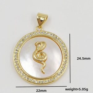 Detailed view of cobra shell pendant with 22mm diameter and clear dimensions