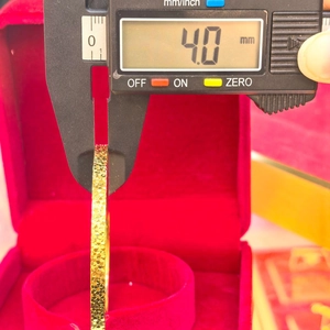 Poliertes 4mm vergoldetes Armband mit Schuppenstruktur in einer roten Samtbox