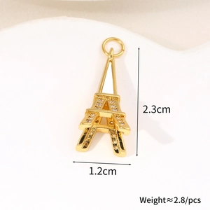 Makro-Detail des Eiffelturm Gold-Anhängers mit Zirkonia-Inlay 1,2 cm x 2,3 cm Größe