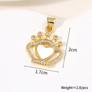 Details des goldenen Herz-Kronen-Anhängers mit weißen Kristallen, Höhe 2cm, Breite 1.7cm