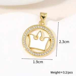 Makroaufnahme der 2,3cm Gold-Kronenanhänger mit mikroverzierten weißen Zirkon-Inlays