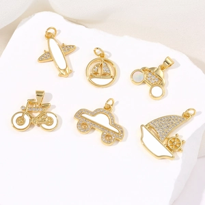 Pendentifs dorés émaillés blanc avec zircons brillants sur support en pierre