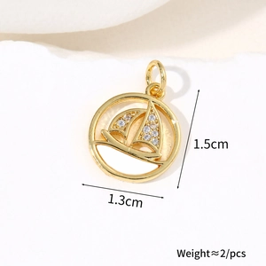 Détails du pendentif voilier doré avec strass blancs et dimensions du produit précises