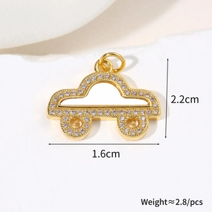 Vue macro du pendentif voiture doré avec pierres blanches, taille 2.2cm x 1.6cm