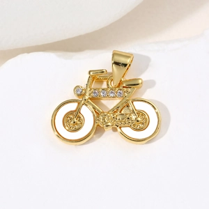 Pendentif vélo doré avec roues en émail blanc et pierres d'oxyde de zirconium