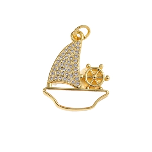 Pendentif voilier doré avec émail blanc et cristaux de zircon sur fond blanc pur