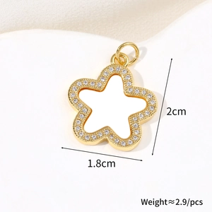 Macro shot of a 18k gold star pendant with micro-pave zircons and 1.8cm x 2cm dimensions