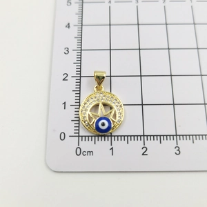 Nahaufnahme des goldenen Evil Eye Anhängers mit blauem Emaille und Zirkon-Umrandung