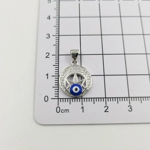 Makro-Detail des Evil Eye-Anhängers mit blauen Zirkonsteinen auf 1,1 cm Maßstab