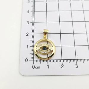Makro-Detail des 2,3 cm langen Evil-Eye-Anhängers mit Zirkonia-Steinen auf Messplatte