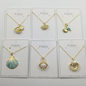 Goldfarbene Ozean Halsketten Set mit Muschelanhängern, Perlen und Emaille-Details