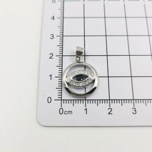 Detailansicht der Evil Eye Anhänger Messung mit funkelndem Zirkonia-Inlay