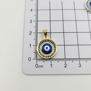 Makroaufnahme vom 15mm Evil Eye Anhänger mit blauer Emaille und Zirkonia Steinen