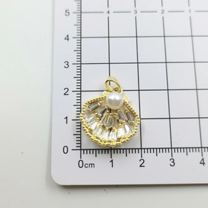 Detail des Muschelanhängers mit 2,1 cm Größe aus Goldmetall, Perlen und Zirkon