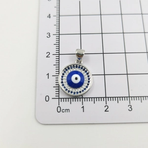 Detailansicht des Evil Eye Anhängers mit 1,5 cm Durchmesser und blauen Zirkonia
