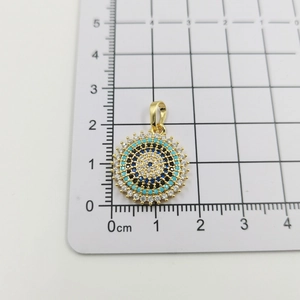 Detailansicht des Evil Eye Anhängers mit bunten Zirkonia und 2,0 cm Durchmesser Skala