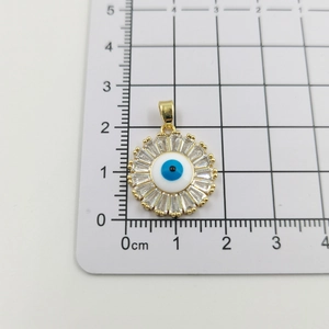 Detailansicht des Evil Eye Anhängers mit blauen Zirkonia auf einer Messskala