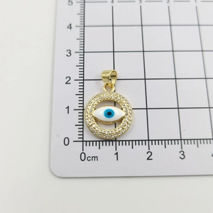 Detailansicht des 1,5 cm großen Evil Eye Anhängers mit blauem Zirkonia in Goldoptik