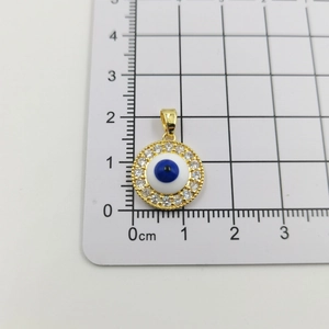 Nahaufnahme vom Evil Eye Anhänger 1,5cm mit blauer Emaille und Zirkonia Steinen