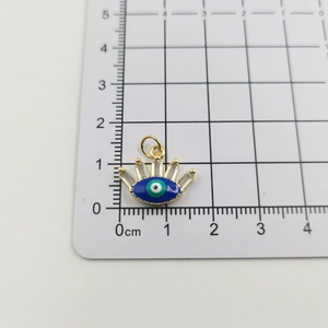 Detaillierte Messung der 1,3 cm Breite des blauen Emaille Evil Eye Anhängers