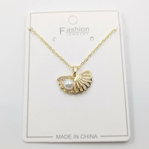 Goldene Muschel-Halskette mit Perle und Strasssteinen auf Schmuck-Displaykarte