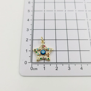 Detail eines sternförmigen Evil Eye Anhängers mit bunten Zirkoniasteinen auf Gitterkarte