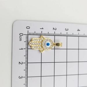 Detailansicht der Hamsa-Hand Goldkette mit blauem Evil Eye und funkelnden Zirkonia