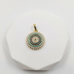 Goldene Evil Eye Sonnenanhänger-Halskette mit blauen Kristallen auf geometrischem Stand