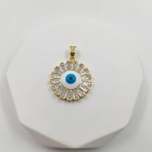 Türkische Evil Eye Halskette Anhänger mit Zirkonia Baguettes auf Displaystand